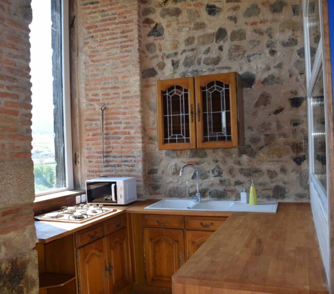 Chateau-de-gorze_gite_le-village_interieur