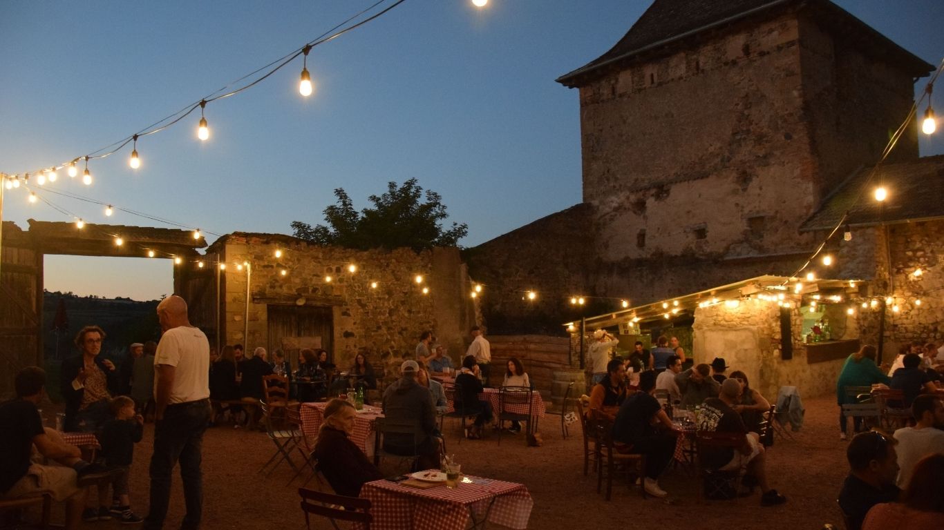 Chateau-de-gorze_vue-nocturne-soiree_full-screen