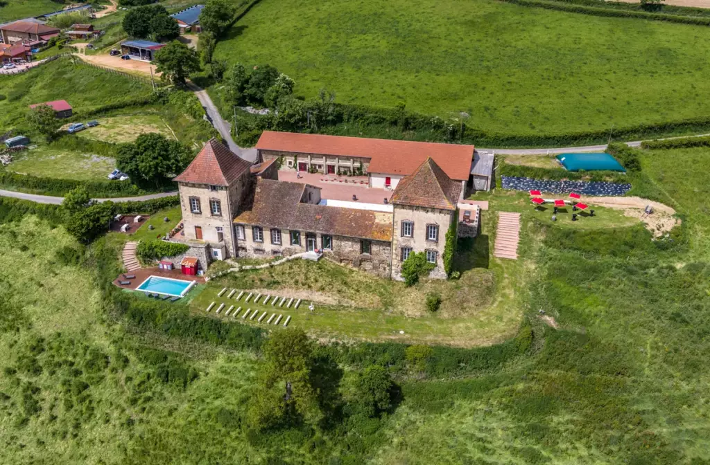 Vue aérienne du Château de Gorze depuis le sud – piscine, chaises longues et campagne environnante