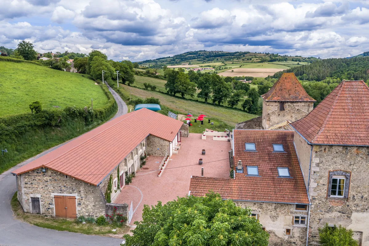 Vue aérienne rapprochée du domaine du Château de Gorze – cour intérieure, toits en tuiles et terrasse